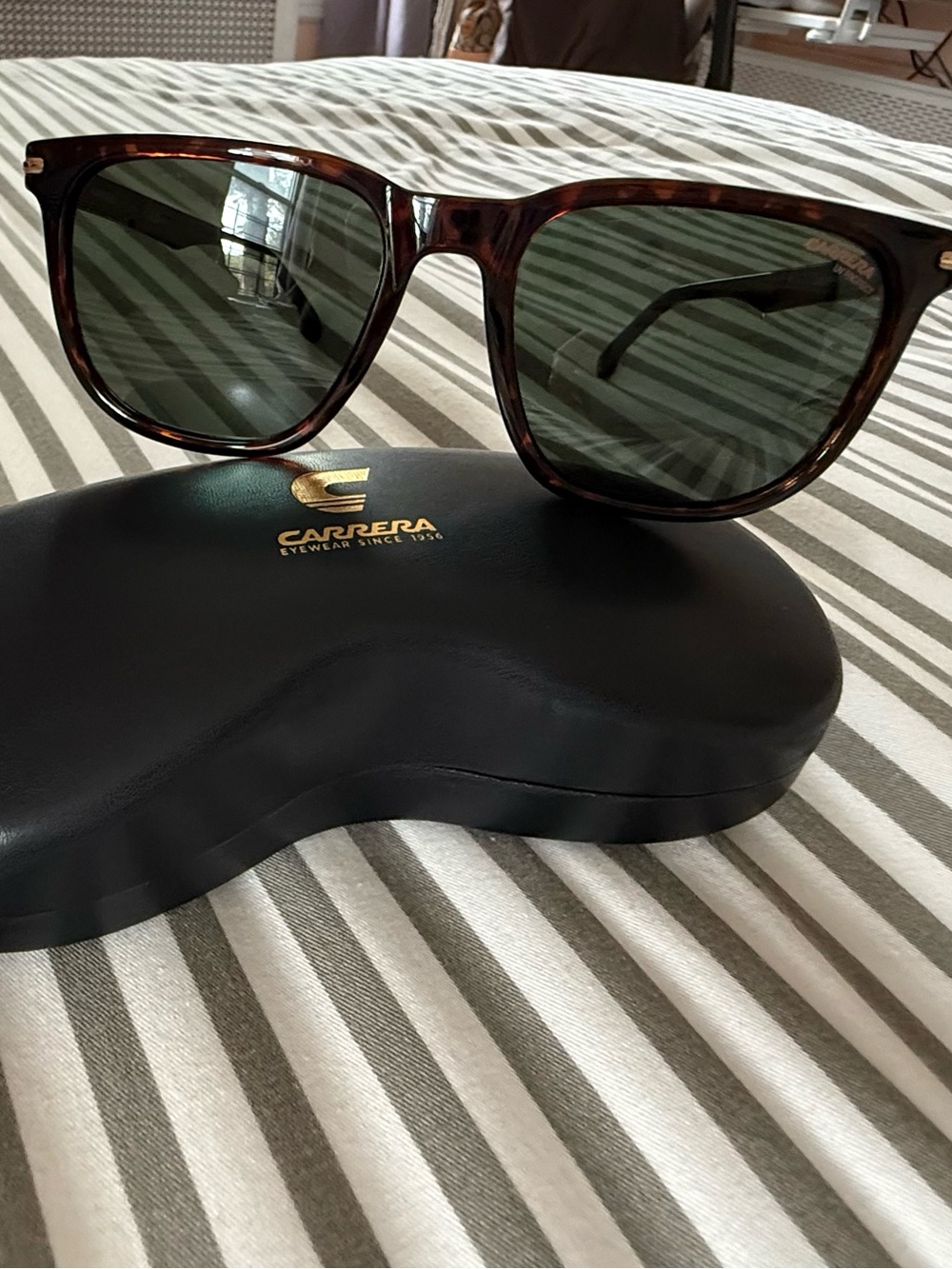 LIKE NEW NEVER WORN CARRERA sunglasses Unisex